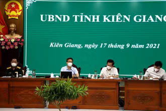 Phó Thủ tướng Vũ Đức Đam (giữa) tại buổi làm việc.