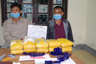 Pà và Sinh cùng tang vật là 60 nghìn viên ma túy tổng hợp.