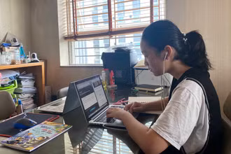 Một học sinh học trực tuyến ở TP Vinh.