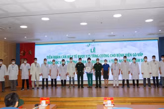 Các cán bộ y tế Bệnh viện Quân y 175 tăng cường cho Bệnh viện điều trị Covid-19 quận Gò Vấp. 
