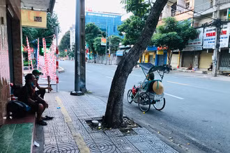 Nhiều người lang thang trên đường Cách mạng Tháng Tám, cách trụ sở UBND phường Thanh Bình, TP Biên Hòa (Đồng Nai) khoảng 400m vào 18 giờ ngày 5/9.