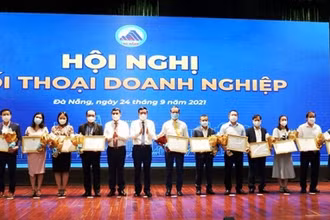 Tặng bằng khen cho các doanh nghiệp.