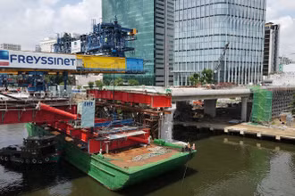 Phần dầm thép AS16, công trình cầu Thủ Thiêm 2 chuẩn bị lao phóng.