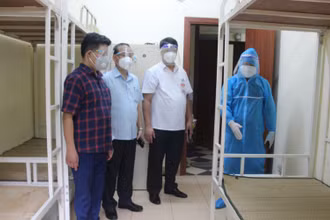 Đoàn công tác quận Thanh Xuân và phường Thanh Xuân Trung thăm nơi ăn ở của người dân tại nơi cách ly tập trung.