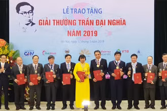 Phó Thủ tướng Chính phủ Vũ Đức Đam trao giải cho các tác giả đạt Giải thưởng Trần Đại Nghĩa năm 2019.