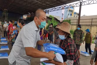Cán bộ Đại sứ quán nước ta trao quà cứu trợ cho bà con.