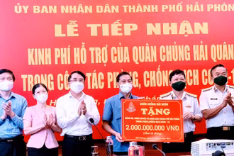 Đại diện lãnh đạo Quân chủng Hải Quân trao 2 tỷ đồng tặng TP Hải Phòng chống dịch Covid-19.