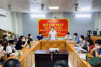 Thường trực Quận ủy Đống Đa làm việc với Sở Chỉ huy tiền phương.