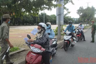 Lực lượng chức năng kiểm tra giấy đi đường của người dân tại chốt kiểm soát trên đường Hùng Vương, phường 3, Tân An.