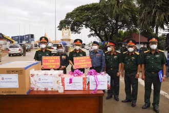 Lãnh đạo Bộ Chỉ huy quân sự tỉnh Long An trao 4 tấn gạo tặng Tiểu khu Quân sự và Bộ Chỉ huy Hiến binh tỉnh Svay Rieng.