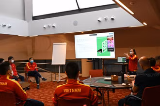 Các cầu thủ đội tuyển futsal Việt Nam xem thuyết trình về VS. (Ảnh: VFF)