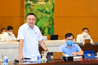 Tổng Kiểm toán Nhà nước Trần Sỹ Thanh, trình bày báo cáo tại phiên họp. (Ảnh: DUY LINH).