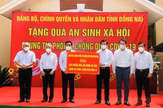 Bí thư Tỉnh ủy Đồng Nai Nguyễn Hồng Lĩnh trao bảng tượng trưng 500 phần quà cho lãnh đạo TP Long Khánh trao đến tận tay người có hoàn cảnh khó khăn.