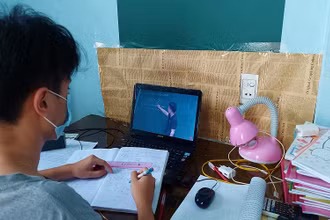 Sở Giáo dục- Đào tạo Quảng Bình khuyến khích học sinh nơi có điều kiện học bằng hình thức trực tuyến.