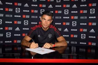 Ronaldo đặt bút ký hợp đồng 2 năm với đội bóng cũ. (Ảnh: Manchester United)