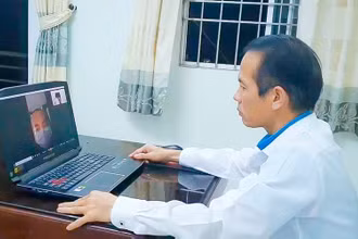 Thầy Lê Quốc Trung nhắn tin trao đổi với học trò.