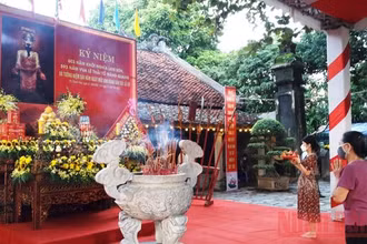 Dâng hưởng tưởng niệm Anh hùng dân tộc Lê Lợi cùng các vị vua triều Hậu Lê.