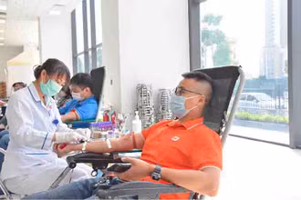 Cán bộ, nhân viên FPT tham gia hiến máu.