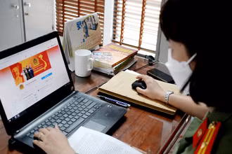 Cán bộ, chiến sĩ Công an tỉnh Quảng Nam luôn cập nhật, khai thác thông trên Trang fanpage “Công an Quảng Nam”.