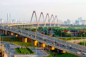 Con đường đi lên chủ nghĩa xã hội ở nước ta ngày càng được hoàn thiện và từng bước được hiện thực hóa. (Ảnh minh họa cầu Nhật Tân ở Thủ đô Hà Nội - Nguồn: tuyengiao.vn)