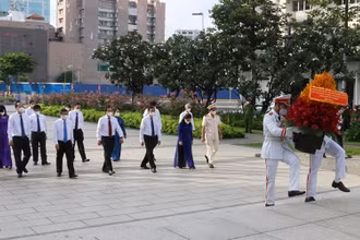 Đoàn đại biểu TP Hồ Chí Minh dâng hoa tại Công viên tượng đài Chủ tịch Hồ Chí Minh.