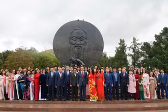Đại sứ Đặng Minh Khôi cùng cán bộ nhân viên ĐSQ và đại diện cộng đồng Việt Nam tại LB Nga đặt hoa bên Tượng đài Bác ở thủ đô Moskva sáng 2/9/2021. Ảnh: QUẾ ANH