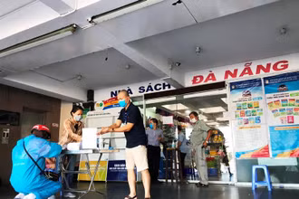 Đà Nẵng cho phép nhà sách hoạt động trở lại nhằm bảo đảm cung ứng sách giáo khoa cho học sinh.