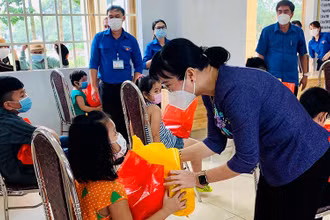 Phó Chủ tịch UBND tỉnh Đồng Nai Nguyễn Thị Hoàng trao quà trung thu cho thiếu nhi tại Nông trường cao-su Cẩm Đường.