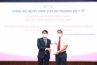 Thứ trưởng Y tế Nguyễn Trường Sơn trao quyết định cho TS, BS Nguyễn Công Hựu – Giám đốc Bệnh viện E.