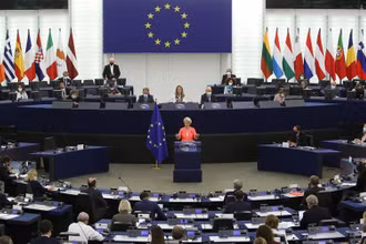 Chủ tịch Ủy ban châu Âu Ursula von der Leyen phát biểu tại Nghị viện châu Âu, Strasbourg, Pháp, ngày 15/9/2021. (Ảnh: Reuters)