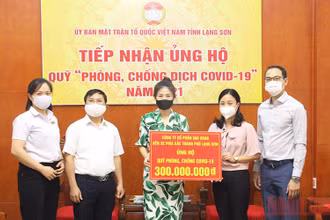Đại diện lãnh đạo Ủy ban MTTQ tỉnh Lạng Sơn tiếp nhận, ủng hộ từ các doanh nghiệp, nhà hảo tâm vào Quỹ Phòng, chống dịch Covid-19.