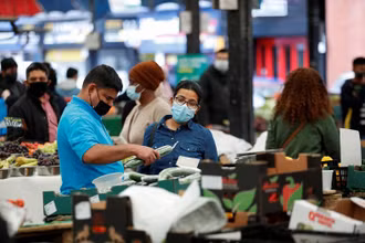 Người dân Anh mua sắm tại chợ Leicester, TP Leicester, Anh, ngày 27/5/2021. (Ảnh: Reuters)