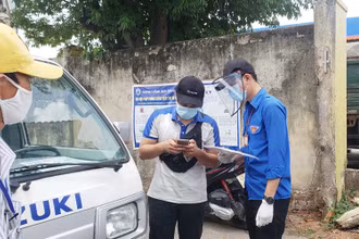 Hỗ trợ người dân khai báo thông tin điện tử. 