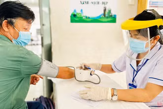 Khám sàng lọc sức khỏe trước khi tiêm vaccine cho người dân tại điểm tiêm chủng phường 25, quận Bình Thạnh, TP Hồ Chí Minh 