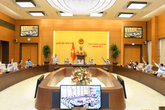 Thông qua Nghị quyết ban hành một số giải pháp về miễn, giảm thuế nhằm hỗ trợ doanh nghiệp, người dân chịu tác động của dịch Covid-19. (Ảnh: Quochoi.vn)