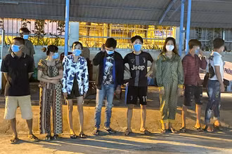 Nhóm nam nữ ở phường 8, TP Cà Mau, tụ tập hút ma tuý trong thời gian giãn cách bị đề nghị xử phạt. (Ảnh: HỮU TÙNG/BND).
