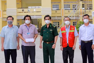 Bộ đội Biên phòng TP Hồ Chí Minh và các đơn vị thăm, hỗ trợ kinh phí tại xã Lý Nhơn, huyện Cần Giờ.