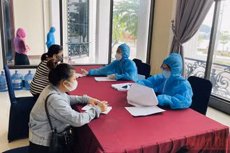 Thành phố Quy Nhơn, tỉnh Bình Định tổ chức tiêm chủng diện rộng cho người dân toàn thành phố. (Ảnh: CÁT HÙNG)