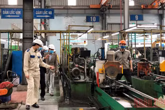 Sản xuất công nghiệp tại Cụm công nghiệp vừa và nhỏ Từ Liêm. (Ảnh: NGUYỄN TRANG)