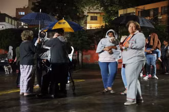 Người dân Mexico City chạy ra đường khi xuất hiện động đất. (Ảnh: Reuters)