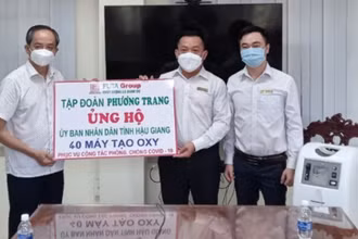 Đại diện Tập đoàn Phương Trang trao bảng tượng trưng ủng hộ tỉnh Hậu Giang.