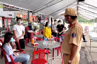 Những người đi trên xe đông lạnh được đưa về cơ sở cách ly tập trung theo quy định.