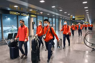 Các cầu thủ tại sân bay Lithuania. (Ảnh: VFF)