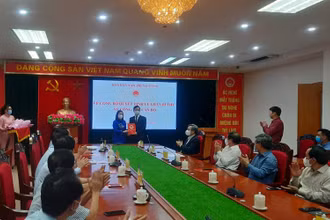 Đồng chí Bùi Thị Minh Hoài trao Quyết định của Ban Bí thư về điều động, phân công đồng chí Triệu Tài Vinh.