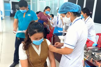 Tiêm vaccine phòng Covid-19 cho người dân Quảng Ngãi.