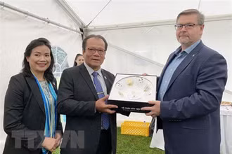 Đại sứ Việt Nam Thái Xuân Dũng tặng quà lưu niệm cho Thống đốc vùng Ústecký Jan Schiller. (Ảnh: TTXVN)