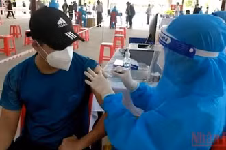 Thành phố Vinh đẩy nhanh tiến độ tiêm vaccine cho người dân.