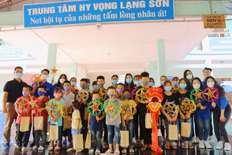Các tình nguyện viên chụp ảnh cùng các em nhỏ tại Trung tâm Hy Vọng. 
