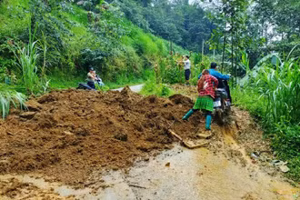 Sạt lở đất gây ách tắc giao thông ở huyện Si Ma Cai (Lào Cai).