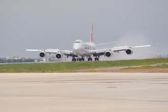 Chuyến bay số hiệu CV7923 của hãng hàng không Cargolux (máy bay Boeing 747 8F- code F) là chuyến bay đầu tiên hạ cánh trên đường băng 1B sân bay Nội Bài sau khi hoàn thành cải tạo, nâng cấp.
